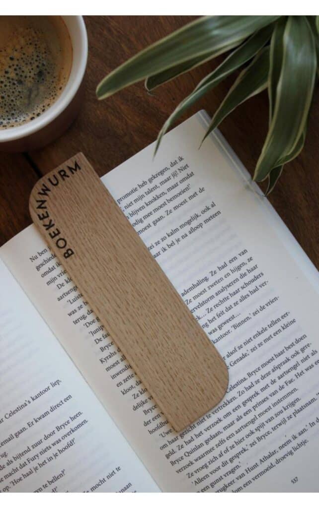 Houten boekenlegger 'Boekenwurm'